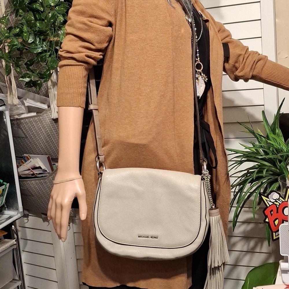 Michael Kors Elsey gray leather saddle bag crossbody with Tassels 10x8 euc